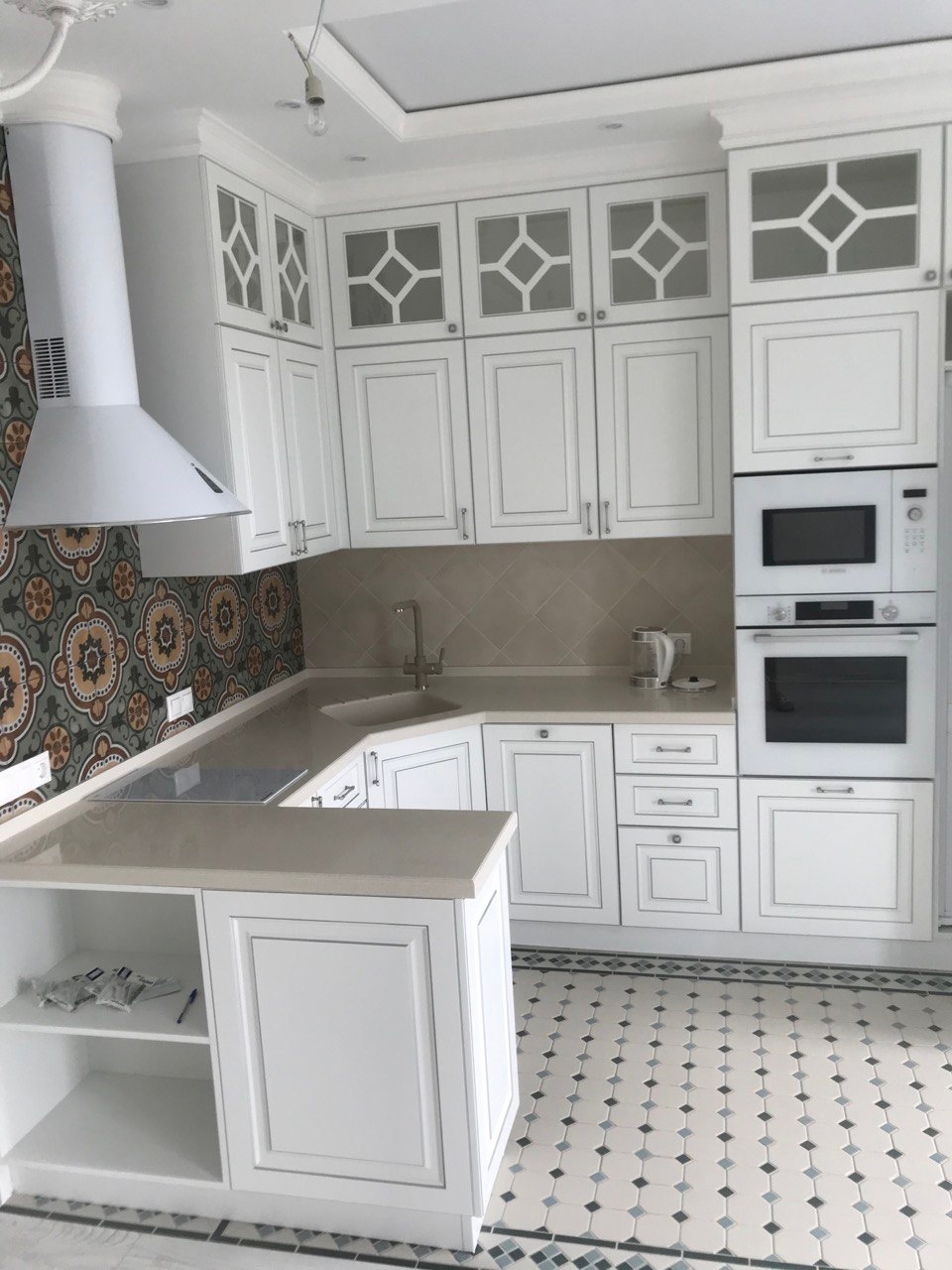 Кухня в классическом стиле в белом цвете