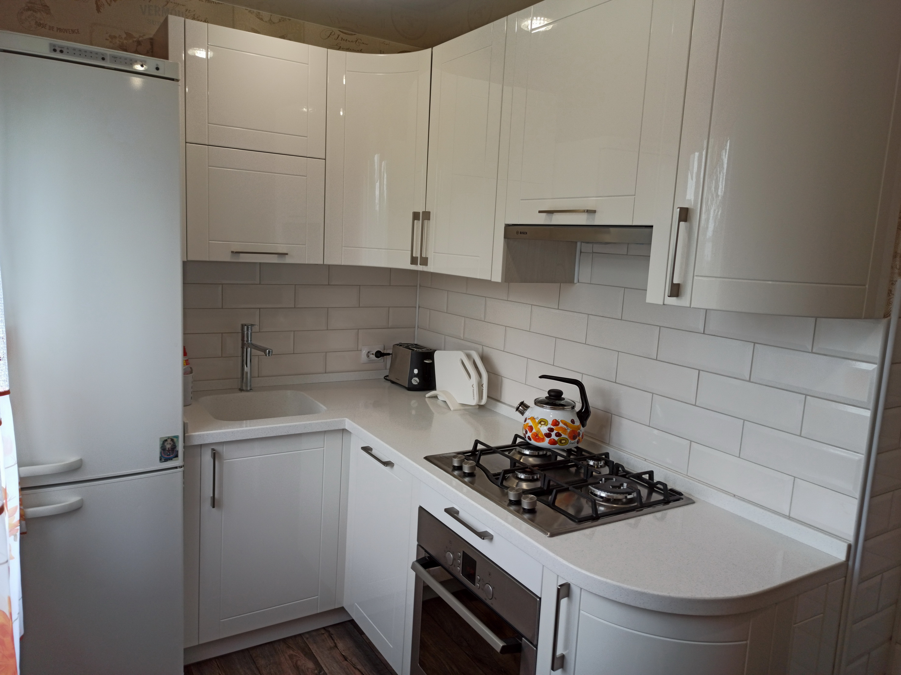 Как создать дизайн кухни с глянцевыми фасадами: практичные советы