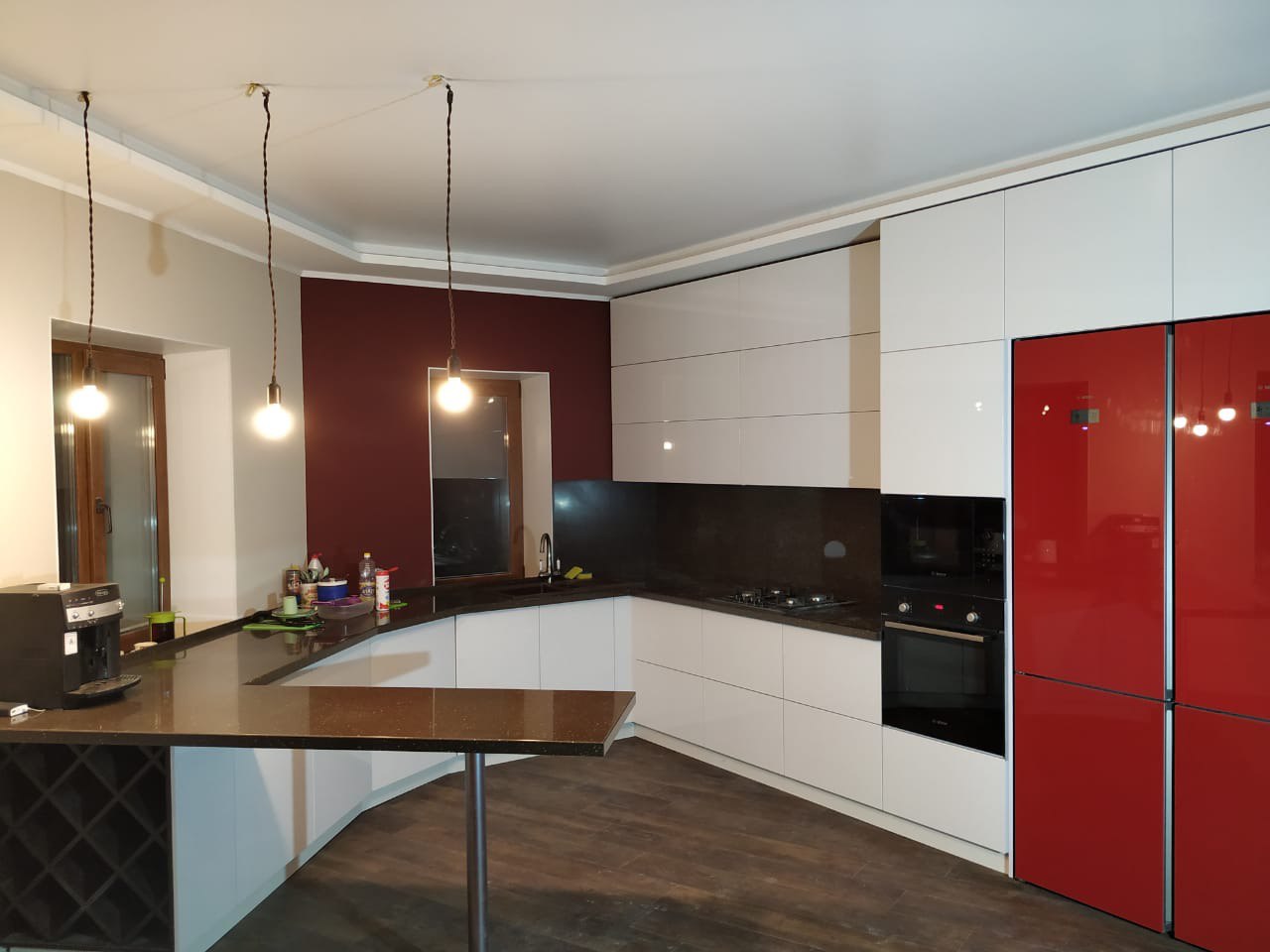 Эркер не проблема, а возможность: идеи для обустройства сложных зон