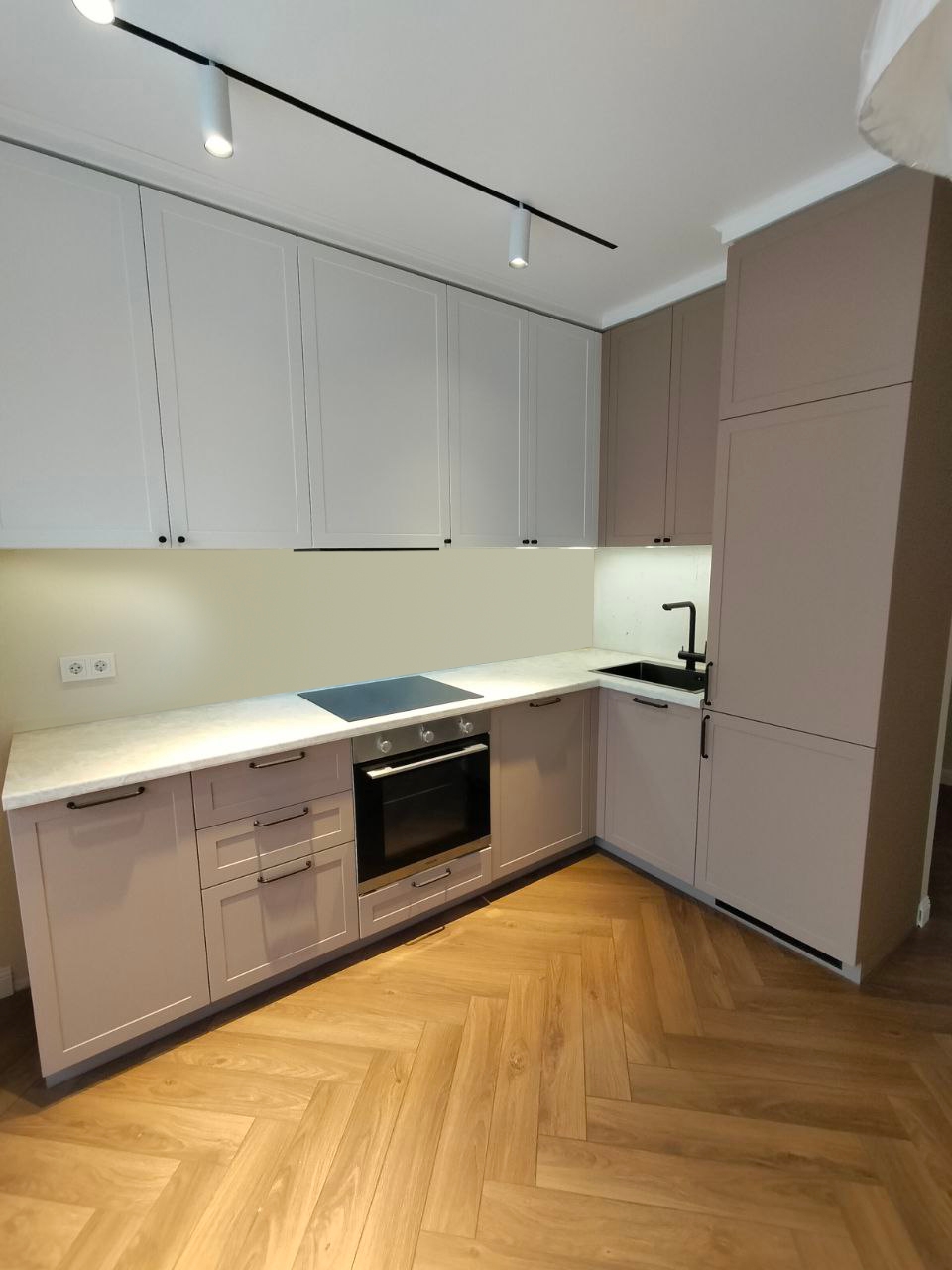 Функциональная угловая кухня в оттенке пыльная роза