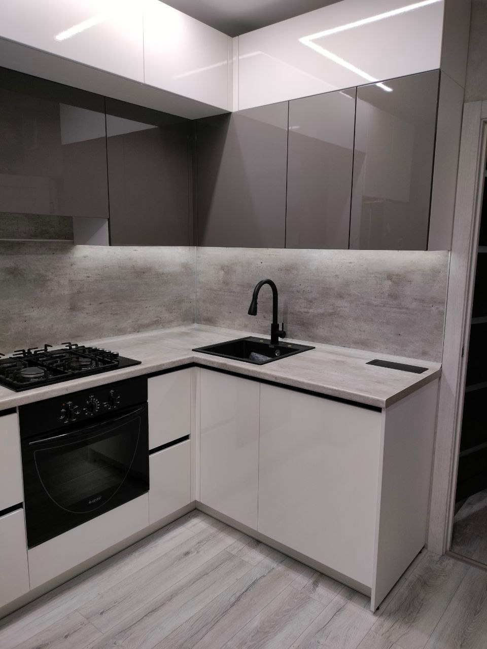 Светлый глянцевый кухонный гарнитур для кухни со сложной геометрией