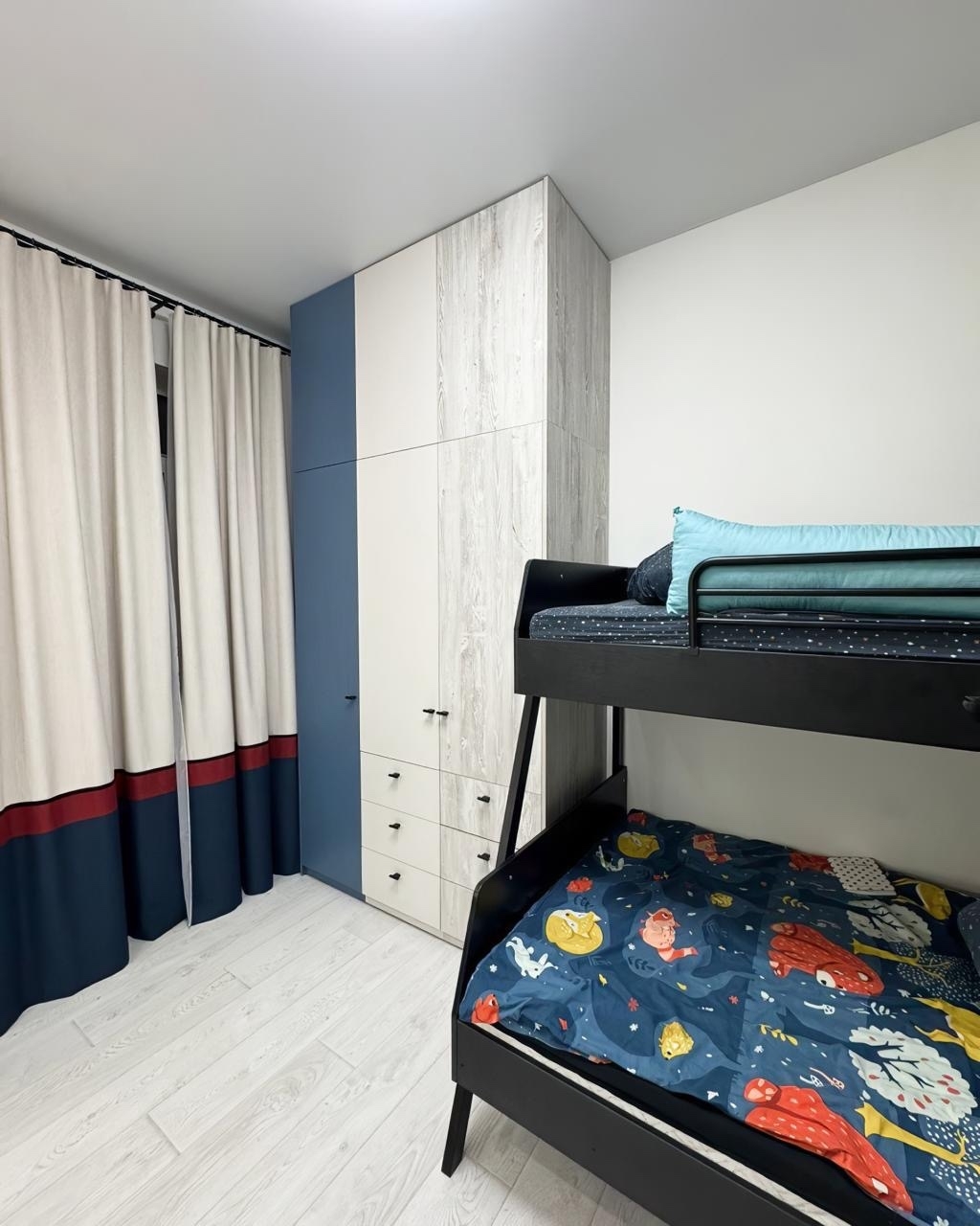 Небольшая детская с геометричным дизайном и системой хранения