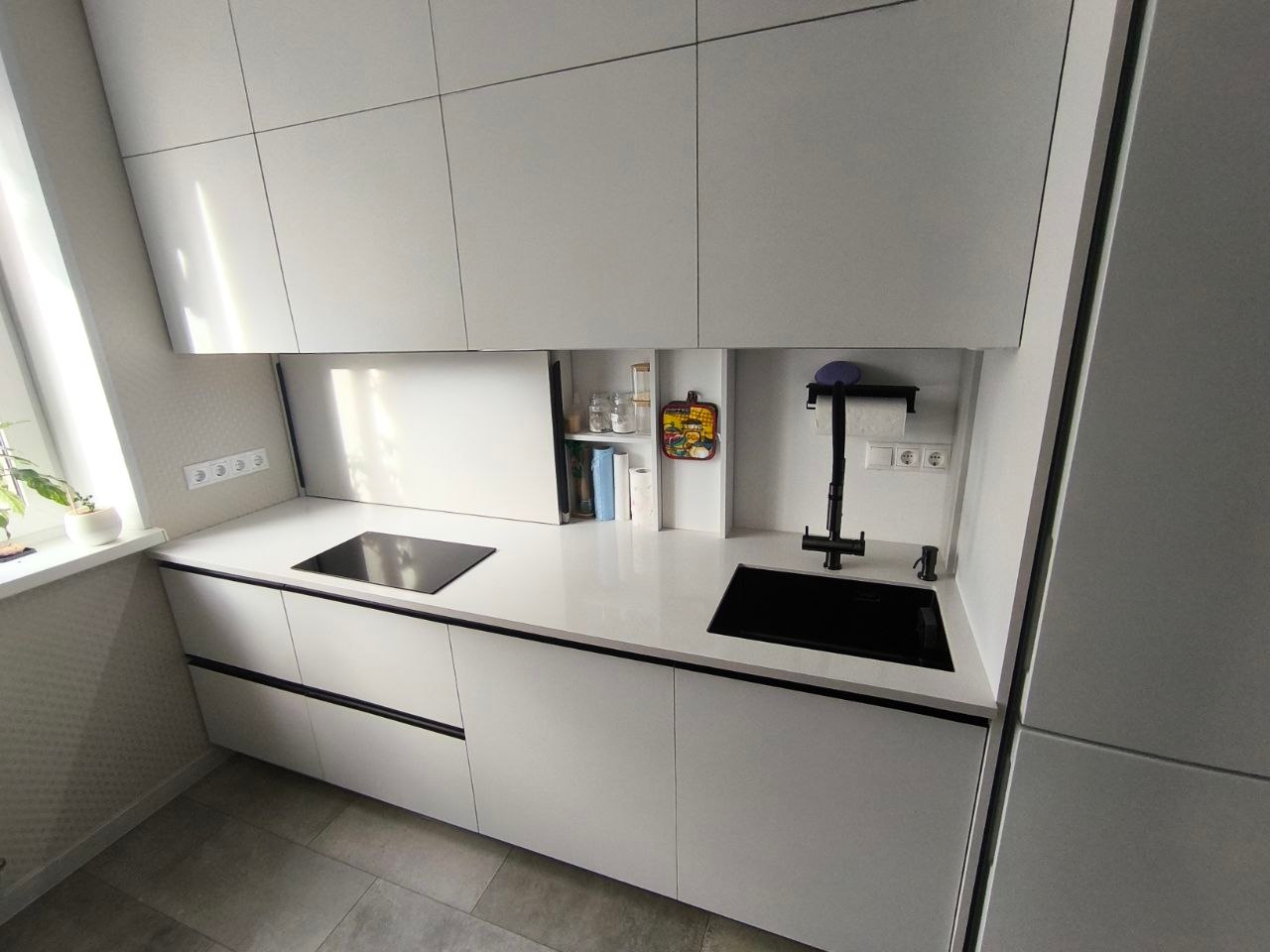 Функциональный светлый гарнитур со скрытой системой хранения