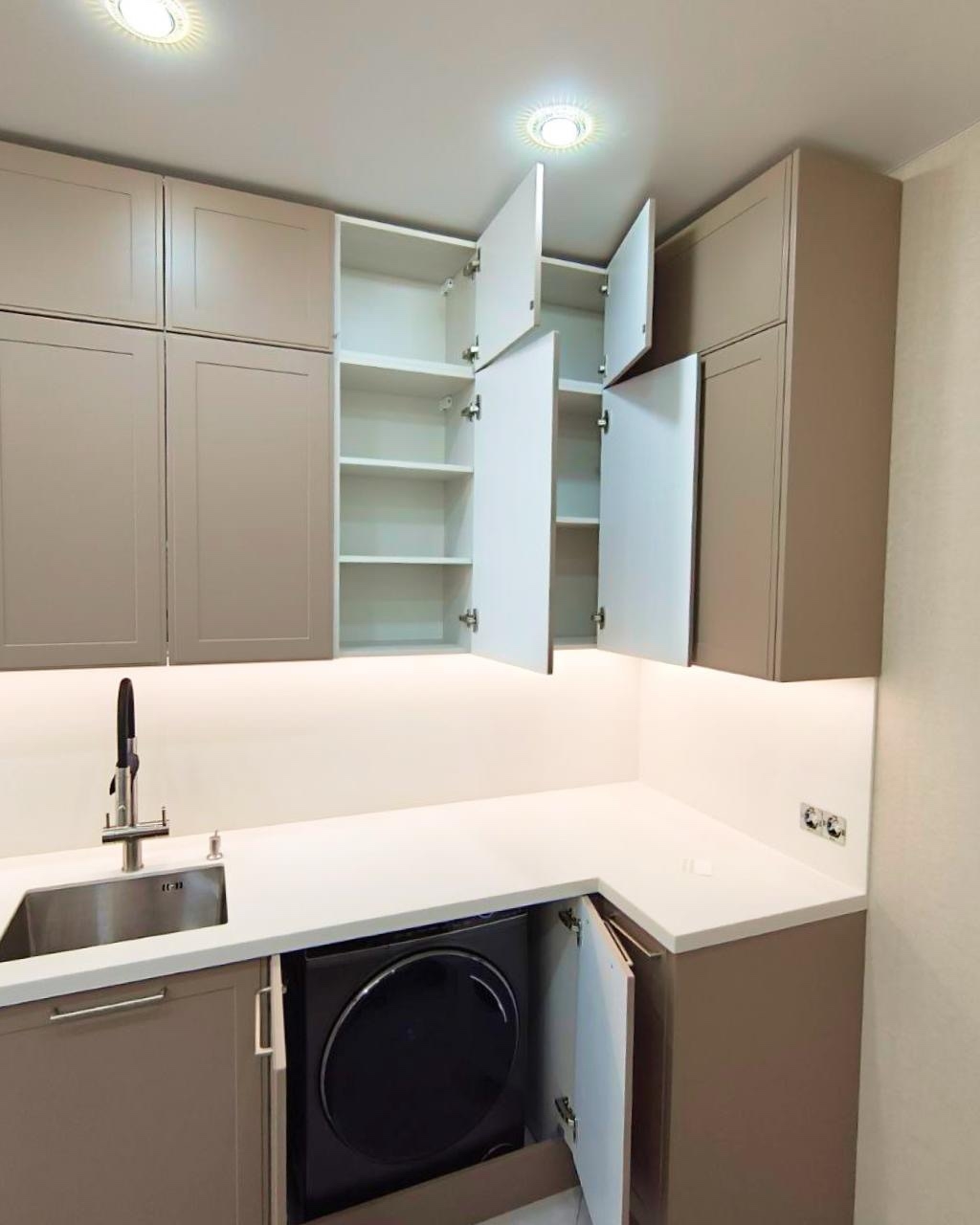 Эргономичный кухонный гарнитур, интегрированный в гостинную