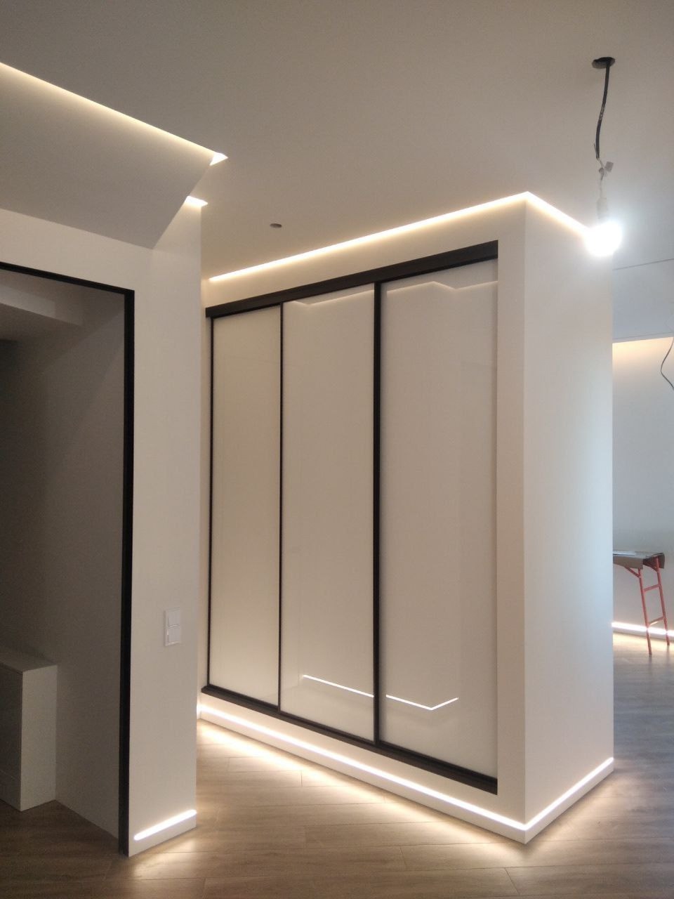 Система хранения в коридоре, с нестандартным конструктивным решением