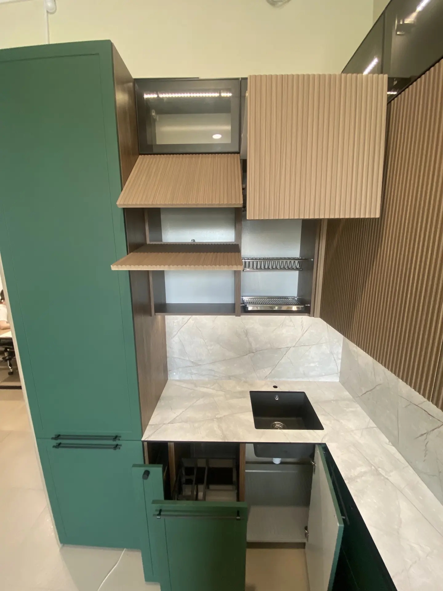 Угловая кухня с барной стойкой для выставки в новом салоне